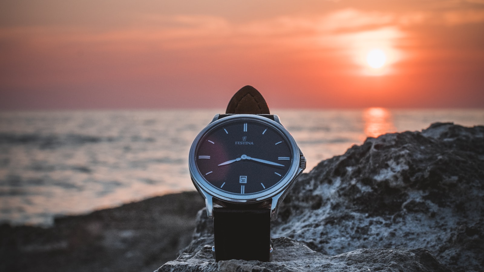 Dive watch with rotating bezel and luminous markers
