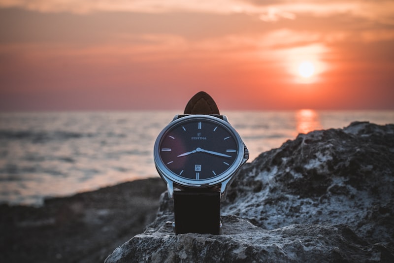 Dive watch with rotating bezel and luminous markers
